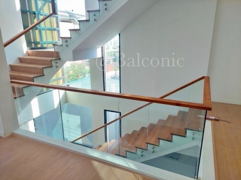 ออกแบบราวบันไดกระจก